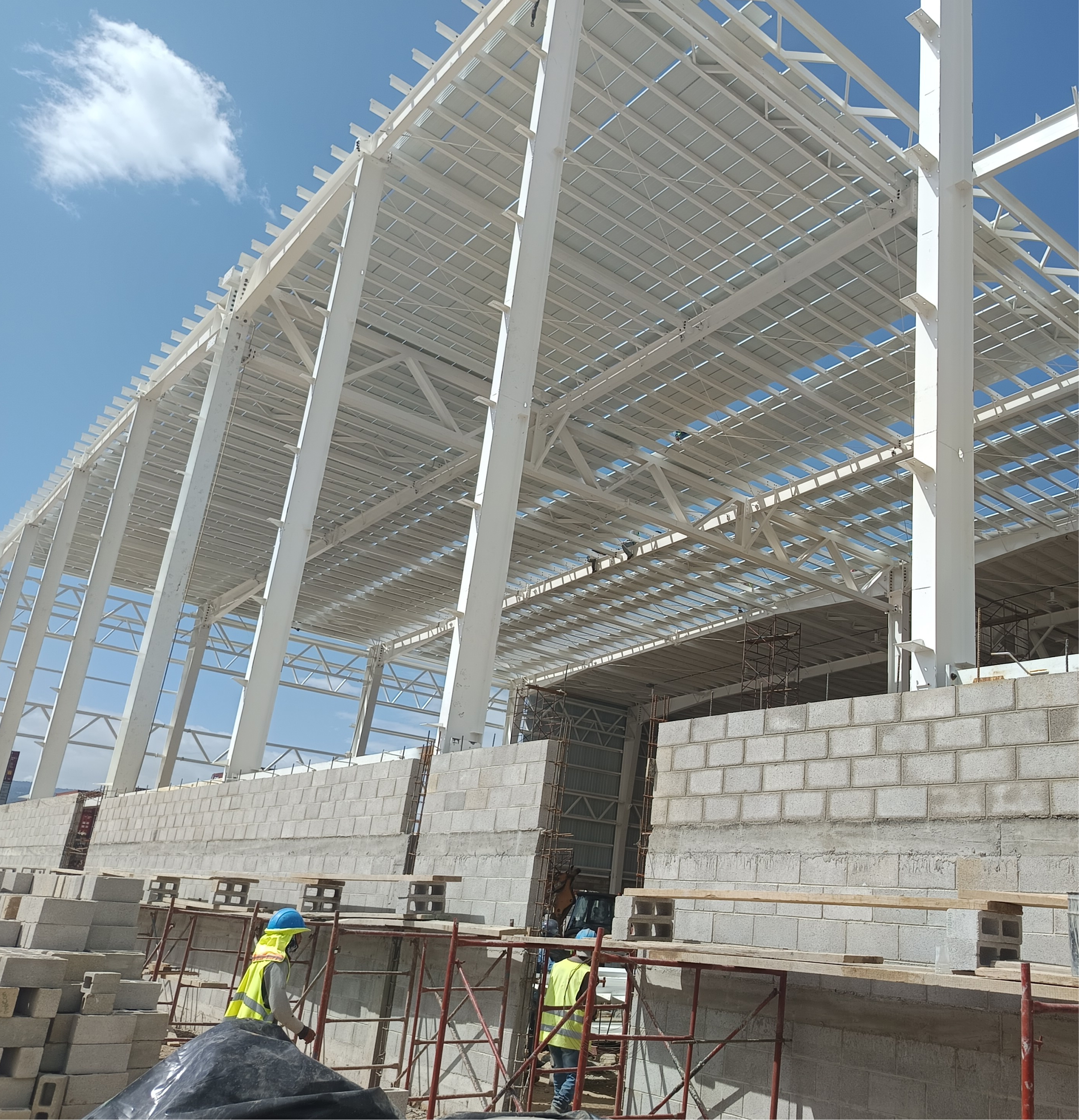 Equipo de constructores de RUCH Multiservicios en obra en Guatemala